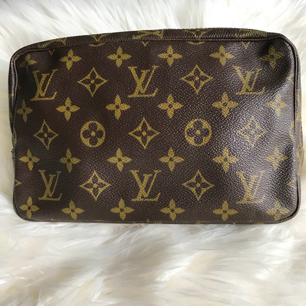 💯 Authentic Louis Vuitton Trousse 23